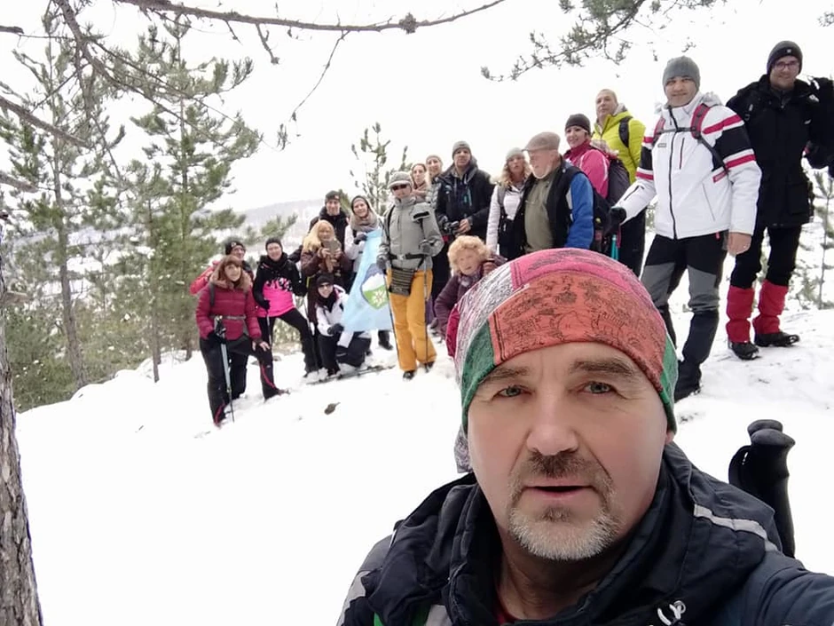 U svojoj 64. godini Dragan radi kao planinarski vodič i edukator