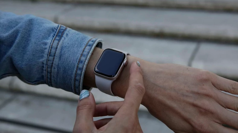 Jeśli nie ruszasz zegarka, wyświetlacz pozostaje wyłączony. W Apple Watch SE brakuje zawsze włączonego wyświetlacza, który występuje w innych Apple Watchach