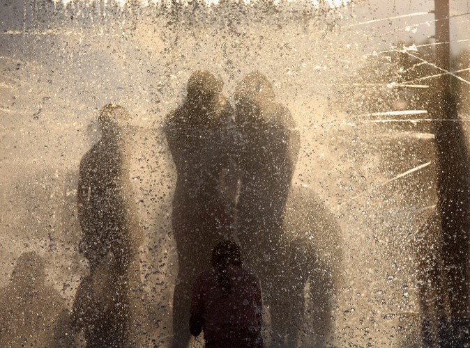 Tak radzą sobie z falą upałów mieszkańcy Kalkuty. Indyjskie termometry pokazują 40 stopni Celsjusza, a w ciągu następnych dni temperatury mają jeszcze wzrosnąć