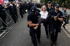 Demonstracje pod Sejmem po przeglosowaniu ustawy o Sadzie Najwyzszym