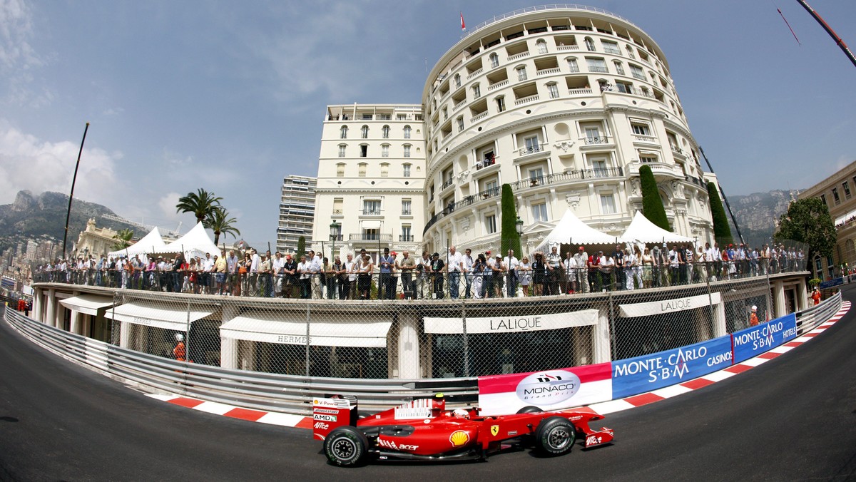 Prezydenta Formuły 1, Berniego Ecclestone'a interesują nie tylko wyścigi. Brytyjczyk jest również zapalonym kibicem piłkarskim. Ecclestone chciałby, by F1 znów powróciła do RPA.