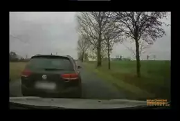 Złośliwie zahamował innemu kierowcy przed maską. Zdziwił się po wezwaniu policji [WIDEO]