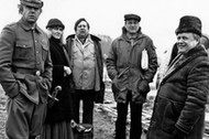 Na planie zdjęciowym filmu „Miś. Od lewej: Stanisław Tym, Milena Celińska, Edward Rauch, Janusz Zakrzeński i Stanisław Bareja, 1980r.