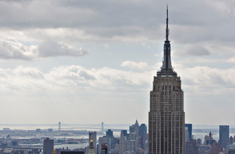Empire State Building w Nowym Jorku. Wysokość: 381 metrów, 102 piętra. Ta ikona kultury szczyciła się tytułem najwyższej budowli na świecie aż przez 40 lat – do czasu wybudowania w 1972 roku północnej wieży Word Trade Center. Budynek został uznany za jeden z 7 cudów współczesnego świata przez American Society of Civil Engineers.