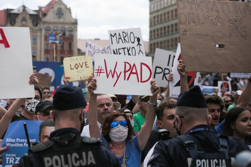 Zamieszanie przed wiecem wyborczym Andrzeja Dudy we Wrocławiu