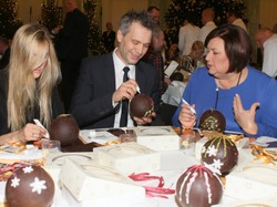 Wielkie bombek ozdabianie: gwiazdy u prezydentowej