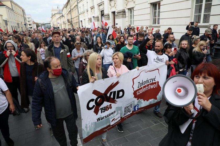 Uważają, że pandemii nie ma i protestują. Szokujące obrazki z Polski