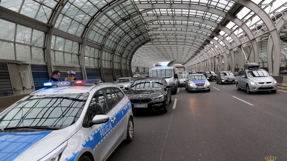 Sceny jak z gangsterskiego filmu rozegrały się na Trasie Armii Krajowej w Warszawie. Policjanci próbowali zatrzymać Rosjanina, który jechał skradzionym w Niemczech ekskluzywnym bmw. Kierowca na widok radiowozów wcisnął gaz i zaczął uciekać. Funkcjonariusze ruszyli w pościg, zajechali mu drogę, wyciągnęli z auta i obezwładnili. Trafił za kraty.