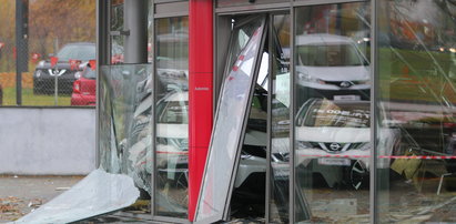 Zawalił się dach salonu. Dramatyczne zdjęcia