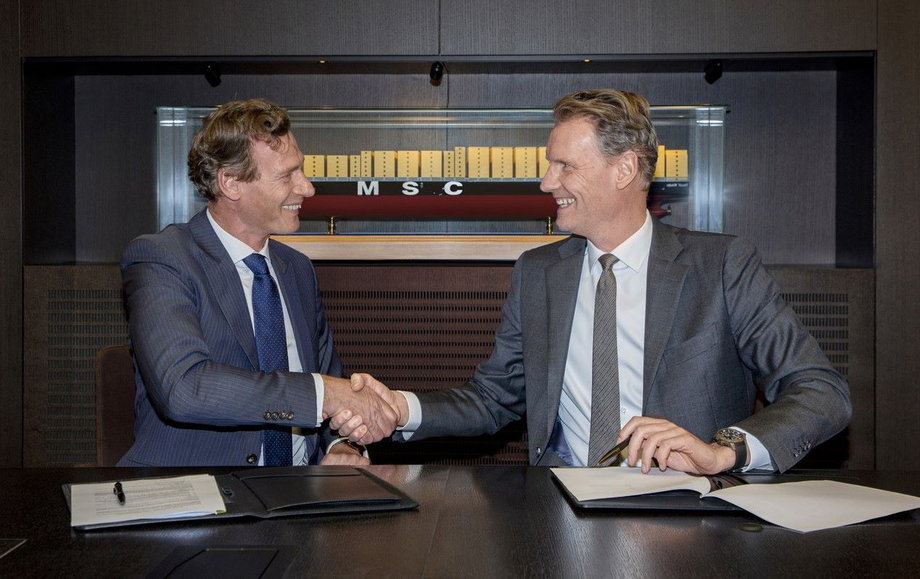 Przełomowe porozumienie między operatorem a armatorem podpisane: Thorsten Meincke, Global Board Member DB Schenker i Soren Toft, CEO MSC, podczas podpisania umowy w Genewie