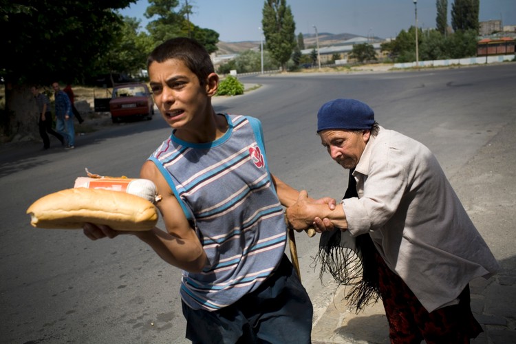 Chłopiec prowadzi babcię uciekinierke z Cchinwali do cerkwi