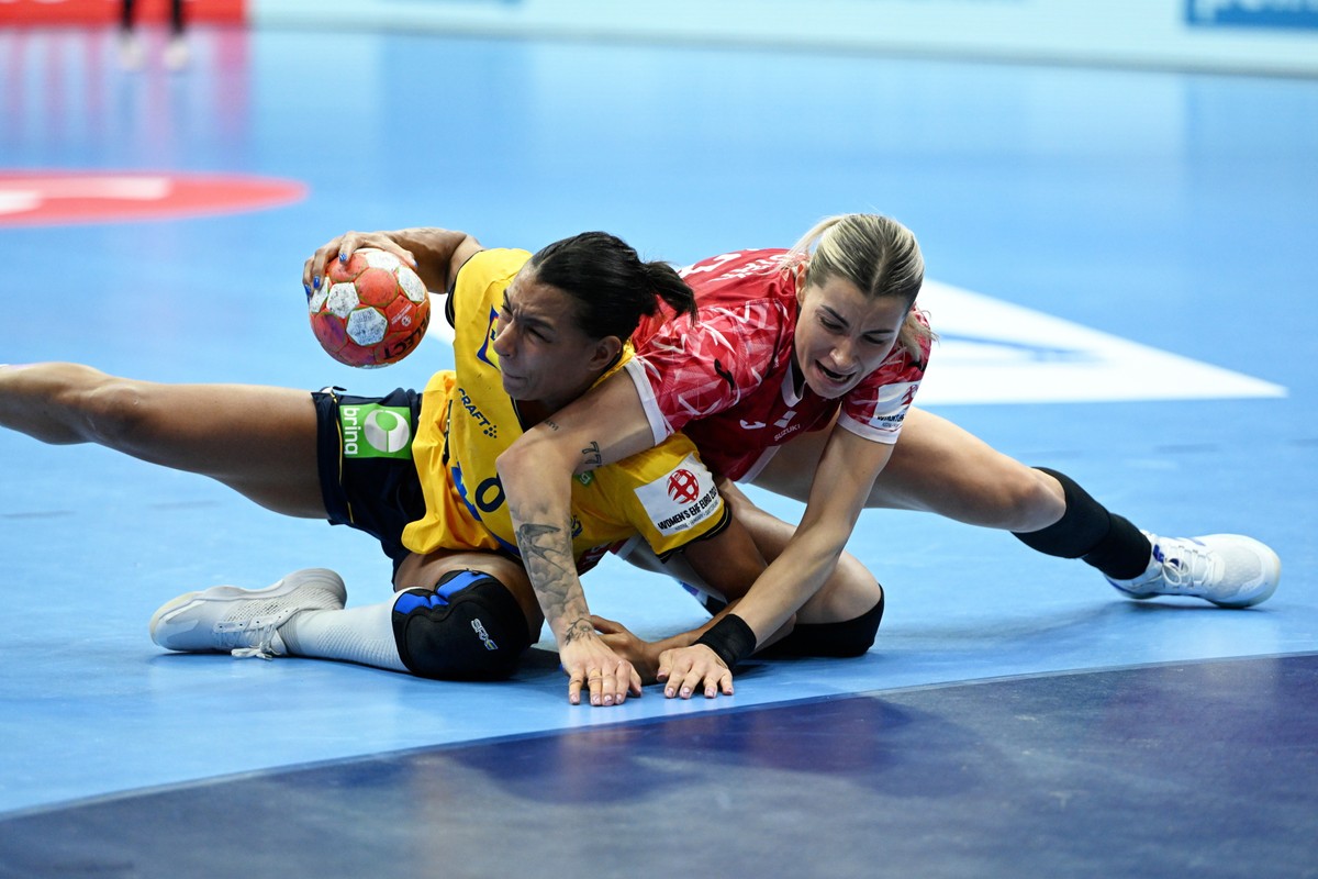 Karolina Aleksnadra Rosiak (P) i Jamina Roberts (L) ze Szwecji podczas meczu grupy I mistrzostw Europy piłkarek ręcznych w Debreczynie na Węgrzech