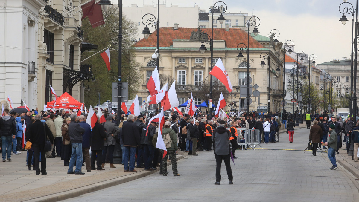 W piątek i sobotę, 10 i 11 kwietnia, odbędą się w Warszawie państwowe uroczystości upamiętniające ofiary katastrofy pod Smoleńskiem. W programie m.in. msze święte, koncert i wystawa plenerowa. Własne obchody 5. rocznicy katastrofy zaplanował też PiS, wraz z klubami "Gazety Polskiej". Będą msze oraz apele pamięci, pokazy filmowe i koncerty przed Pałacem Prezydenckim.