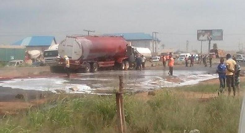 Nigerians spotted scooping petrol after tanker falls, spilling content