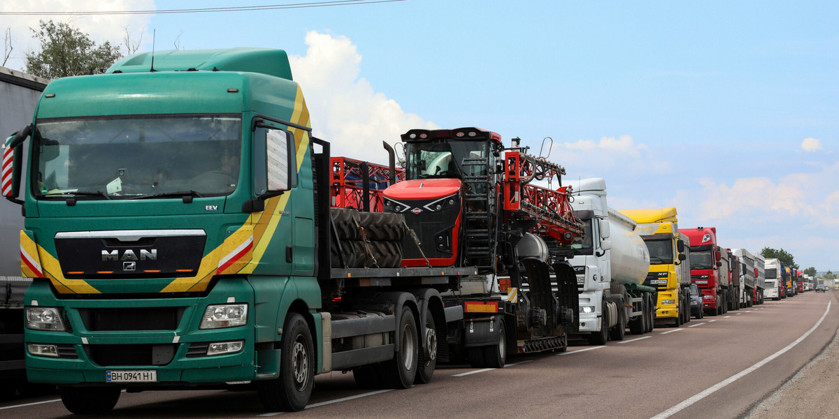 Ciężarówki stoją w korkach w punktach kontrolnych na granicy, ponieważ szlaki morskiego eksportu zboża zostały zablokowane. Ukraina, region Odessa. 11 czerwca 2022 r.