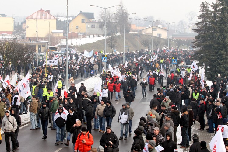 Kilka tysięcy osób, przede wszystkim górników pod flagami związków zawodowych, zebrało się przed siedzibą Jastrzębskiej Spółki Węglowej