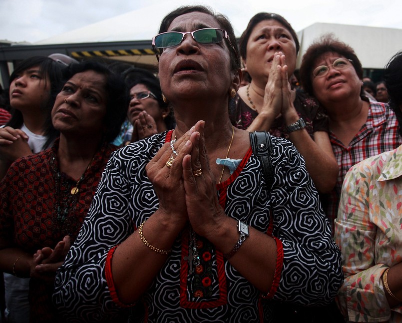 Tłumy Malezyjczyków modlą się pod szpitalem w Kuala Lumpur