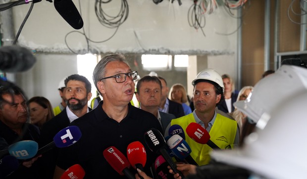 Vučić obilazi radove na sanaciji i adataciji Klinike za ginekologiju i akušerstvo u Beogradu 