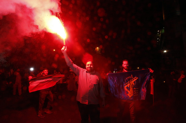 Ludzie w Iranie świętują atak na Izrael