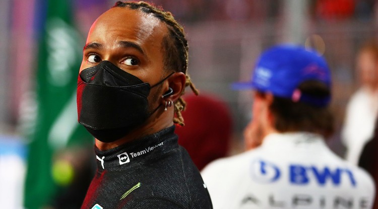 Lewis Hamilton a 2022-es szaúdi nagydíjon aggódva figyeli a kijelzőket a boxutcából