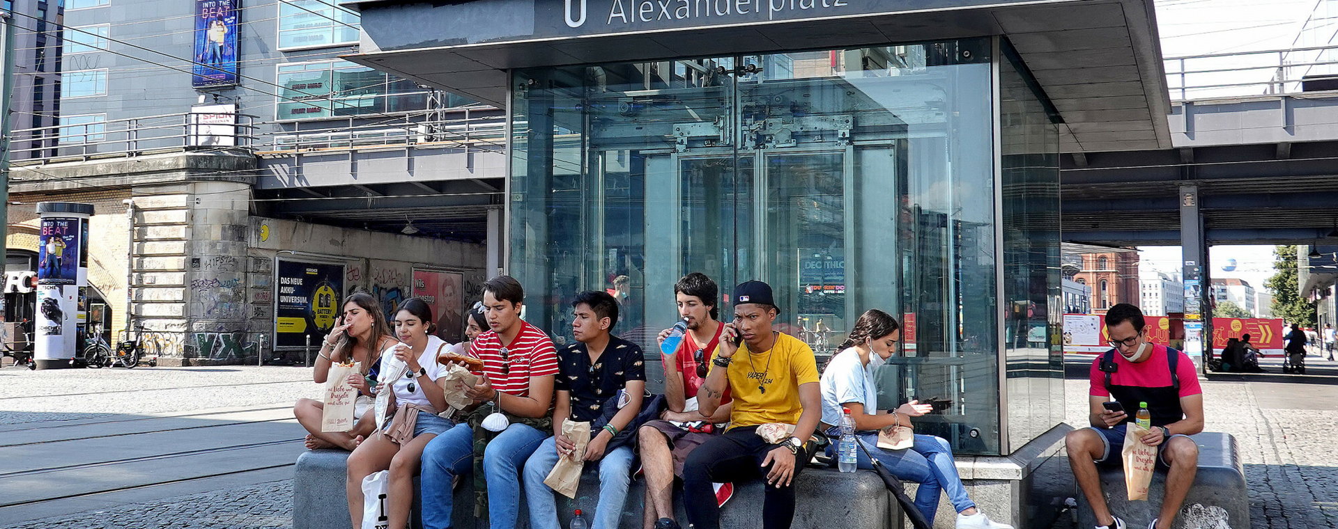 Turyści latem na Alexanderplatz w Berlinie