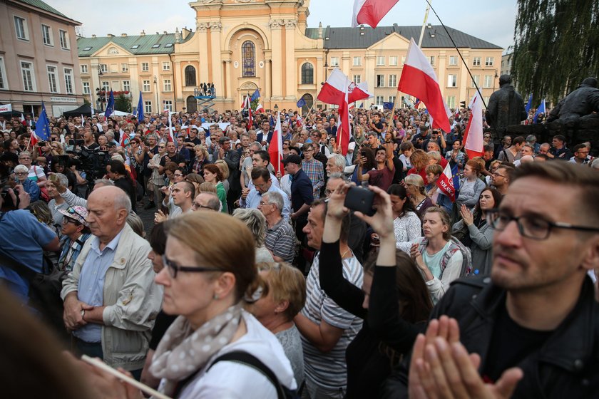 Wrogowie zmian w sądownictwie wciąż walczą. Kolejny dzień protestów