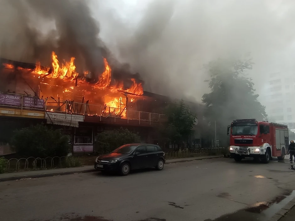 Ogroman požar u tržnom centru na Novom Beogradu