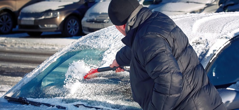 Zmieszaj z wodą i spryskaj zamarzniętą szybę w samochodzie. Skrobaczka nie będzie potrzebna