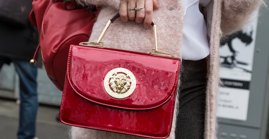 Versace, Fendi, Valentino: drobne i zachwycające kolorem torebki kupisz teraz dużo taniej