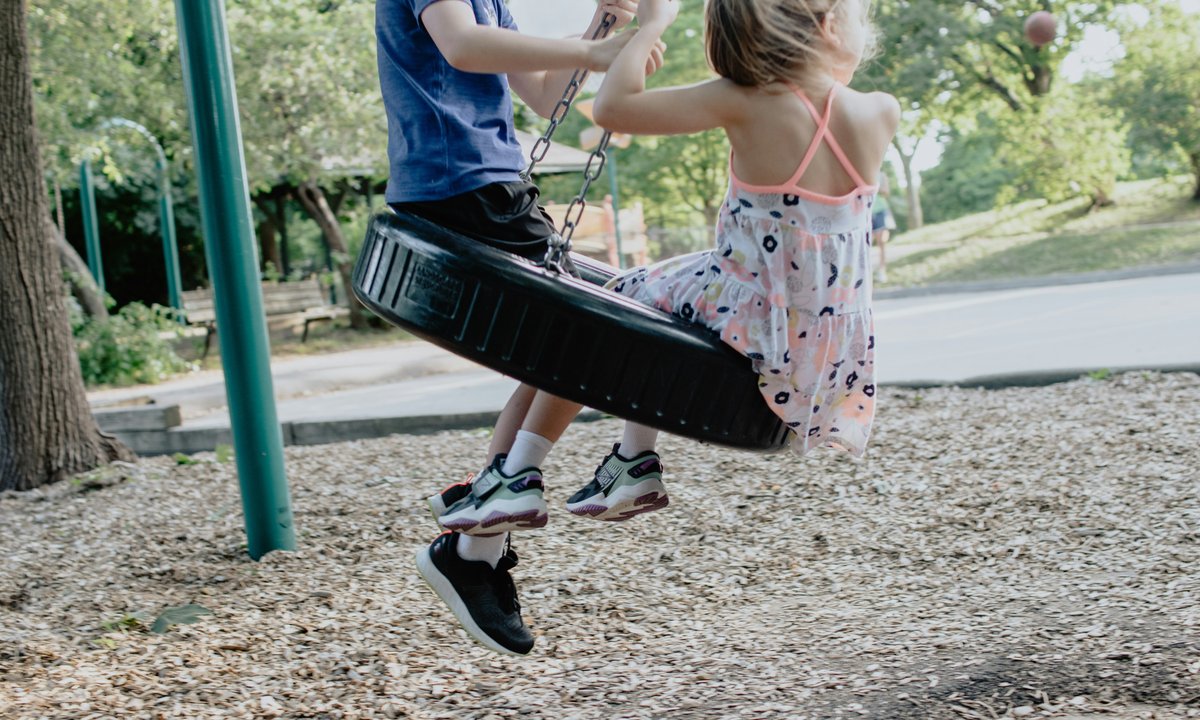 10 krajów, w których dzieci są najszczęśliwsze. Polska daleko w tyle