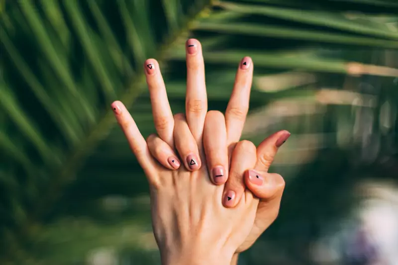 Sucha skóra na dłoniach - jak sobie z nią radzić / Foto Daiga Ellaby / Unsplash