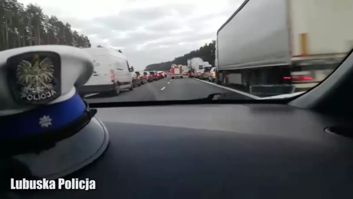 Wzorowy korytarz życia na autostradzie