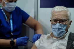 Pierwszy zaszczepiony w Polsce senior: Nie ma wymówek