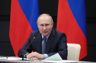 Rosja zabrania dostaw ropy odbiorcom, którzy stosują limit cen. Putin podpisał dekret