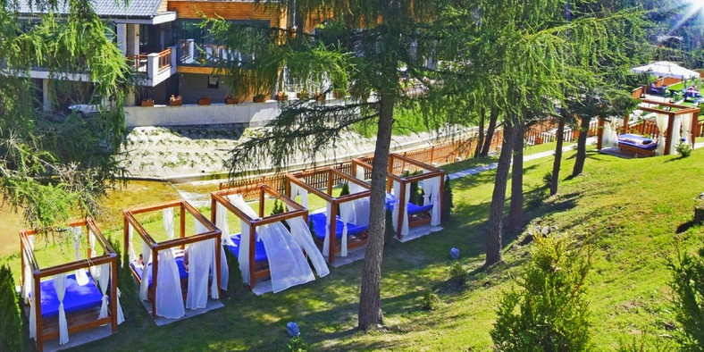 Czarny Potok Resort SPA & Conference - leżanki z baldachimem