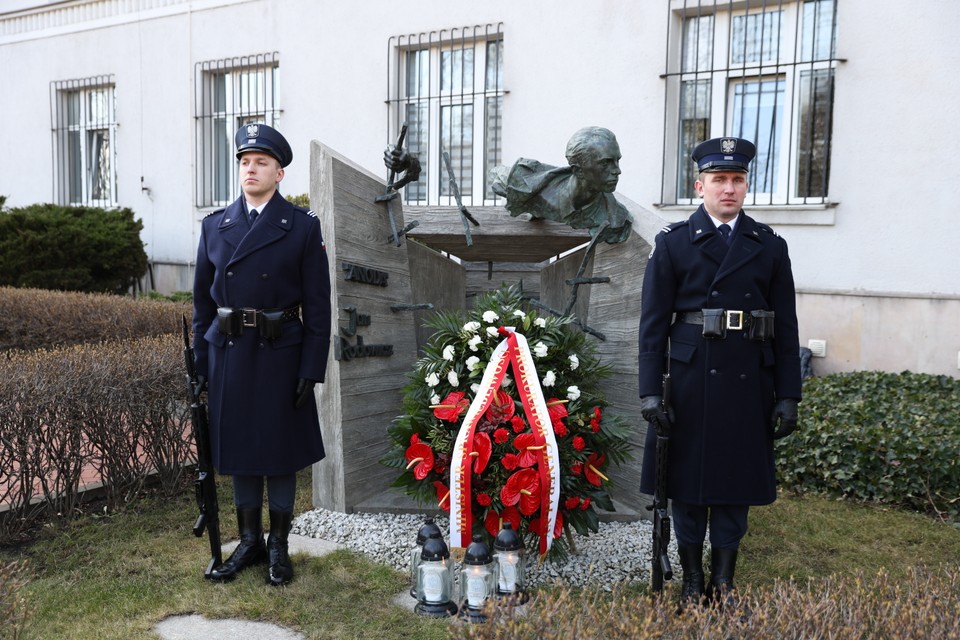 Pomnik Jana Rodowicza Anody na dziedzińcu Ministerstwa Sprawiedliwości, 1 bm. w Warszawie