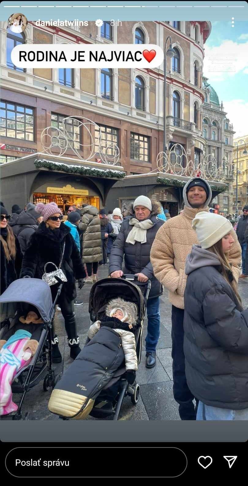 Matúš Kolárovský na vianočných trhoch s Twiinskami.