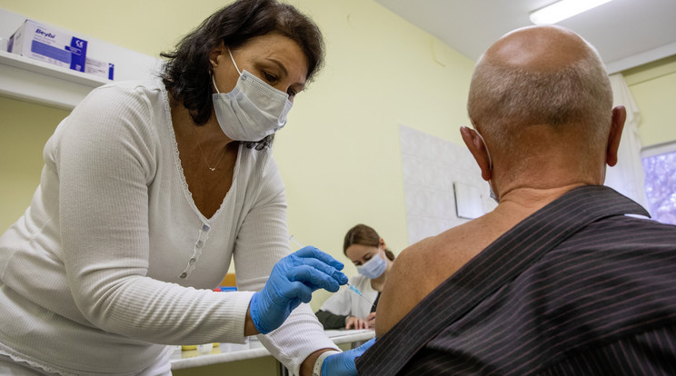 A nyitóképen: Pfizer vakcina harmadik, emlékeztető adagjával oltanak  a békéscsabai Réthy Pál kórházban / Fotó: MTI/Rosta Tibor