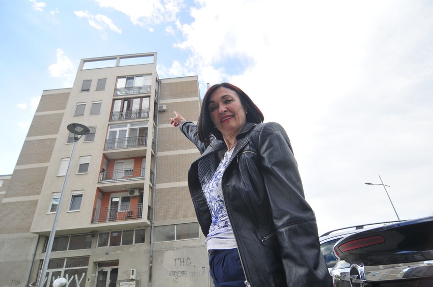 Vesna Ačanski ispred zgrade