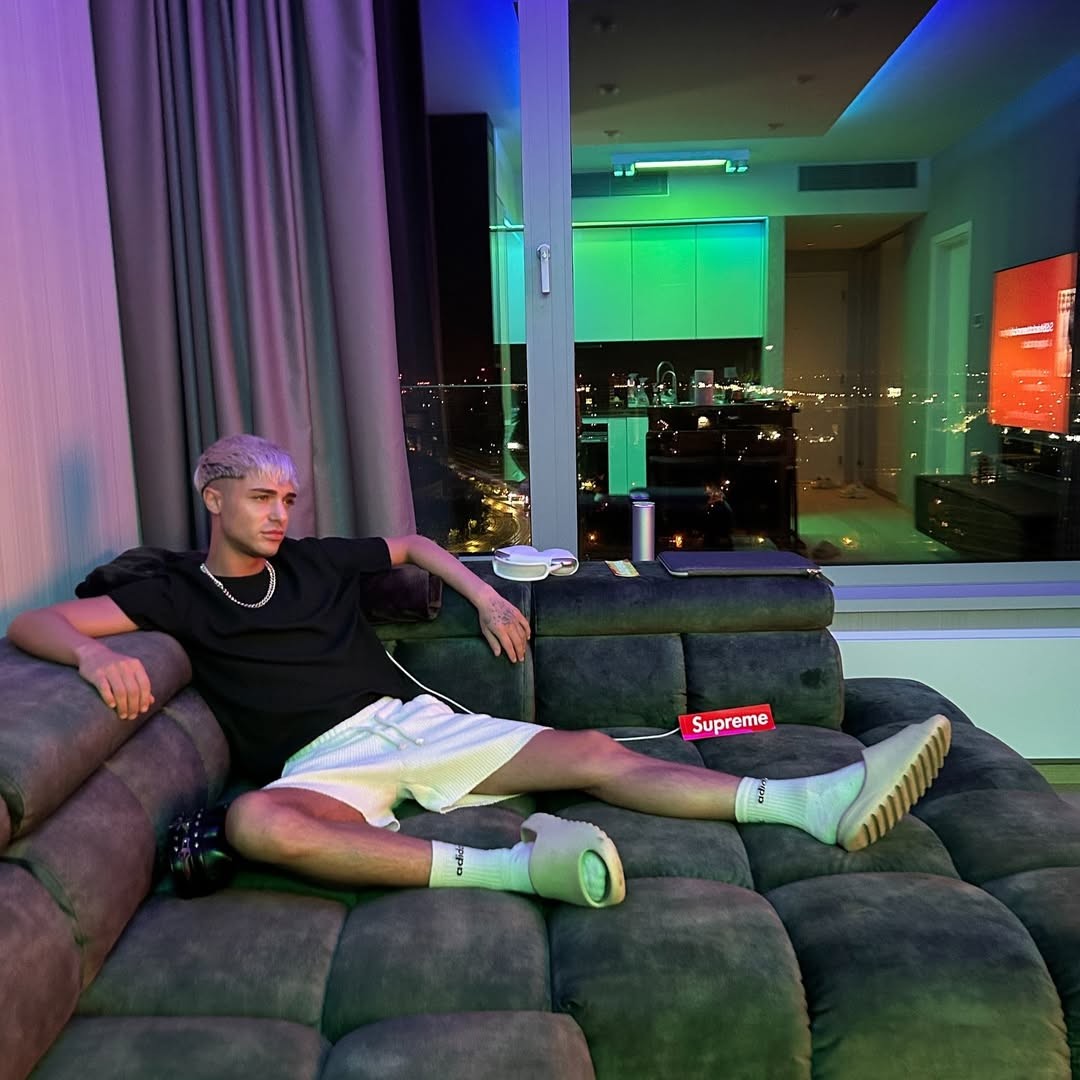 Spevák a influencer David Key.