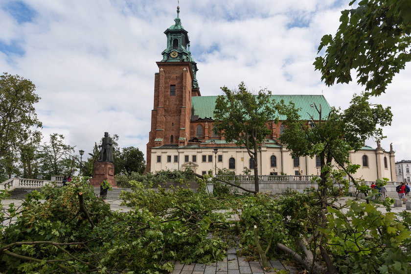 Katastrofalne skutki nawałnic: pozrywane dachy, latające płyty, tysiące domostw bez prądu