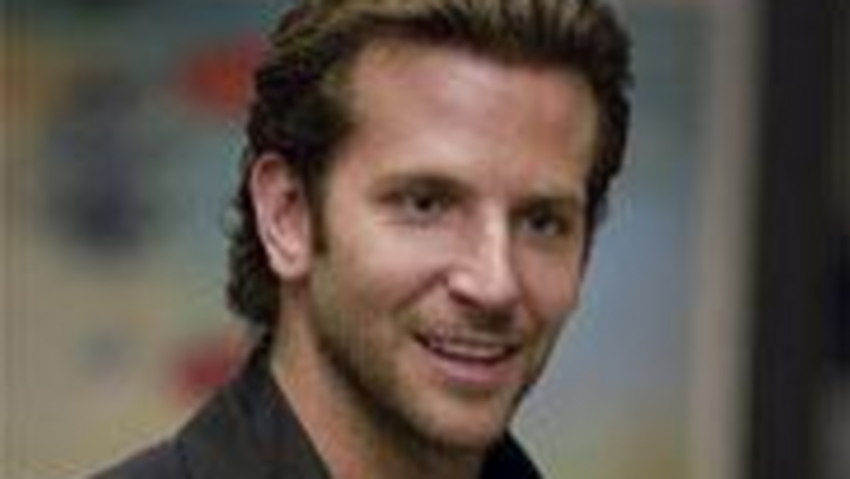 Sukcesem zakończyły się negocjacje Bradleya Coopera z twórcami nowej wersji filmu "Kruk". Aktor zagra główną rolę w remake'u.
