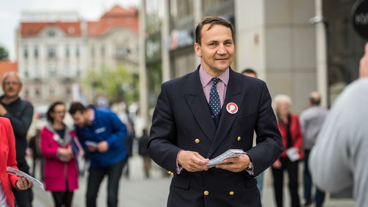 Marszałek Sejmu Radosław Sikorski w centrum Bydgoszczy zachęcał mieszkańców miasta do udziału w niedzielnych wyborach i oddania głosów na prezydenta Bronisława Komorowskiego. - Pokażcie państwo, że los ojczyzny nie jest wam obojętny - apelował.