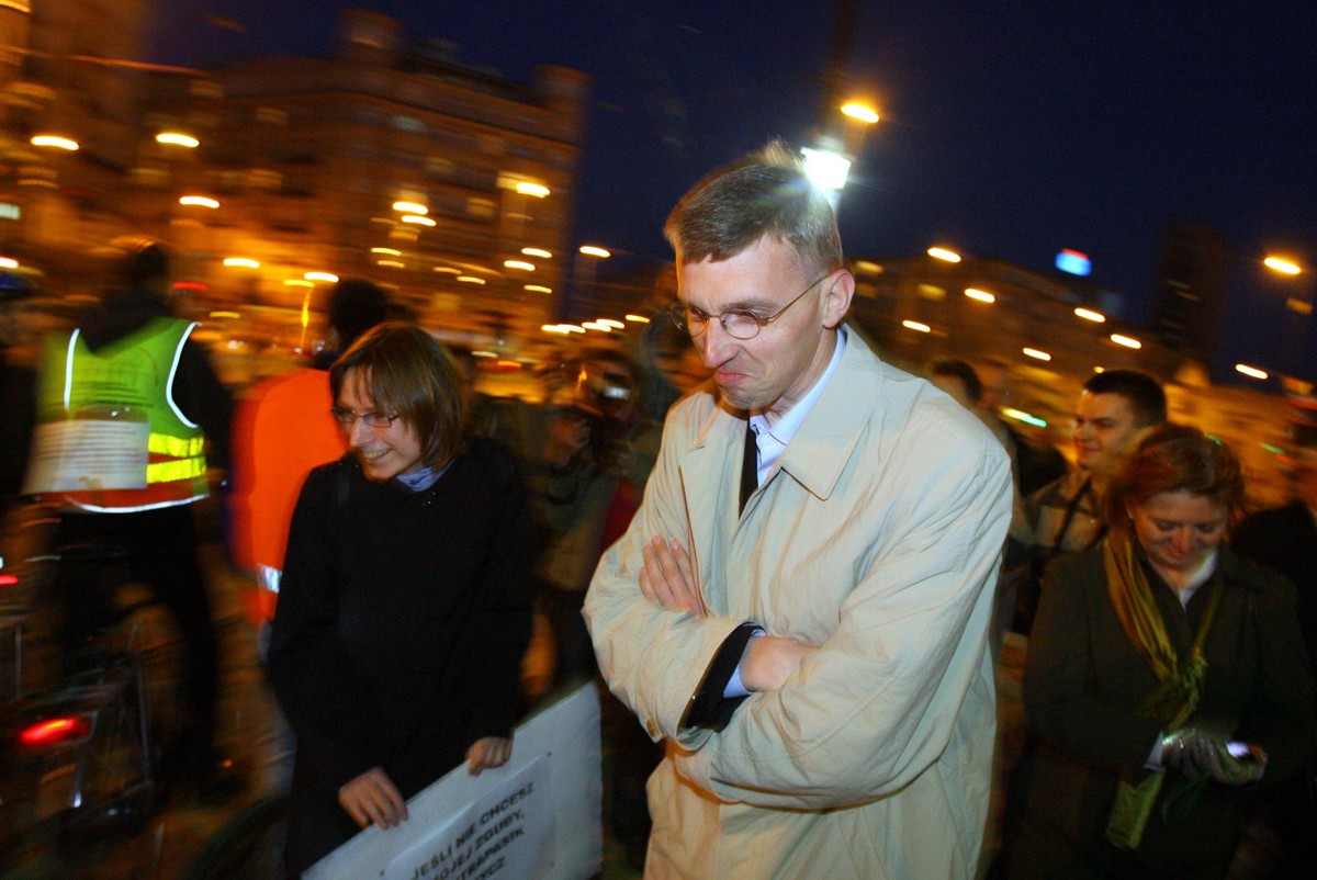 Mirosław Kochalski na tle protestujących rowerzystów w Warszawie