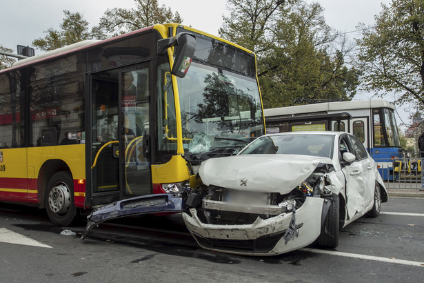 Wypadek we Wrocławiu. Autobus staranował dziewięć samochodów. ZDJĘCIA