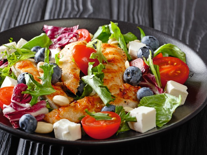 Ćureća salata sa ribizlom i borovnicom