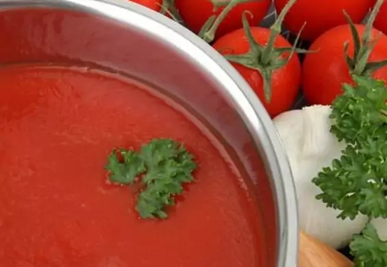 Przecier pomidorowy - przepis na aromatyczną podstawę wielu dań
