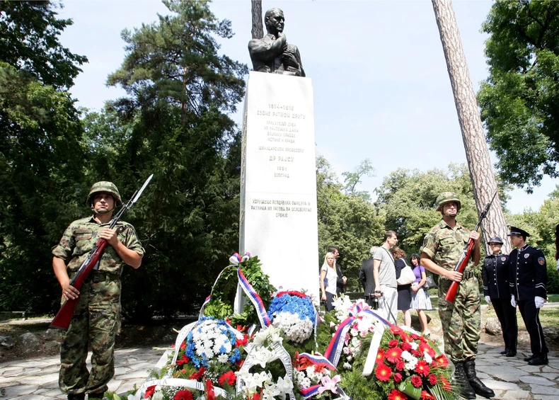 Polaganjem venaca kod spomenika Arčibaldu Rajsu u Topčiderskom parku, danas je obeležena 87. godišnjica njegove smrti 
