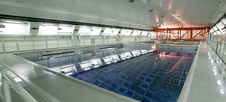 Wypełnione wodą baseny w Centralnej Instalacji Tymczasowego Składowania Wypalonego Paliwa Jądrowego (CLAB) w Szwecji