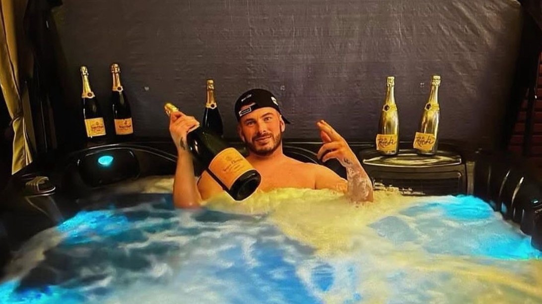 Benny James varuje ostatných.